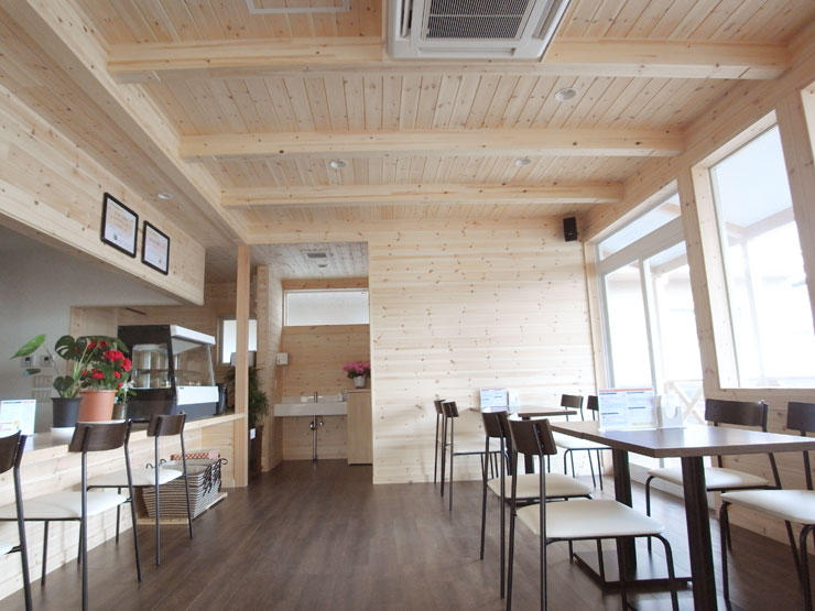 レッドパイン 羽目板節あり(無塗装、12ｘ110ｘ3900mm)現場写真＆お客様の声～兵庫県ドッグカフェの施工写真