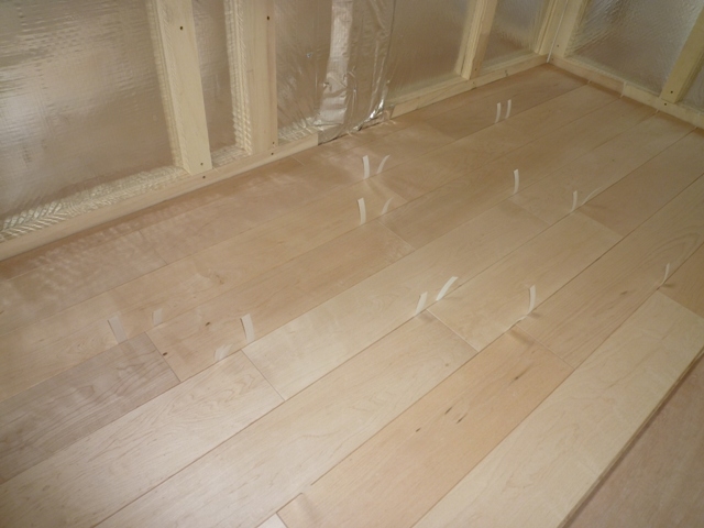 施工後に床の盛り上がり防ぐスペーサーってどんなもの？ | 無垢フローリングドットコム