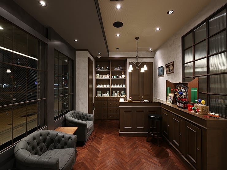 BARBER BROS.（バーバーブロス長堀店）様 施工現場のオーク（ナラ）ヘリンボーンナチュラルフローリング(着色ウレタン塗装（ウォールナット近似色）ツヤあり仕上げ)15×60×420についてのフローリング施工写真