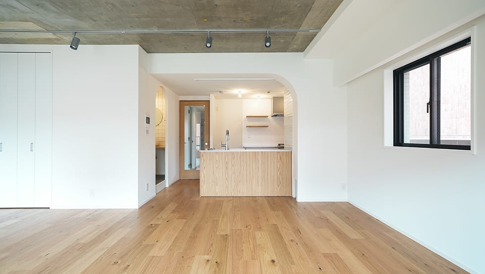 東京都 個人住宅のオーク（ナラ）L45遮音複合（突板）一枚もの（直貼対応）ワイルドフローリング(つや消しウレタン塗装)についてのフローリング施工写真