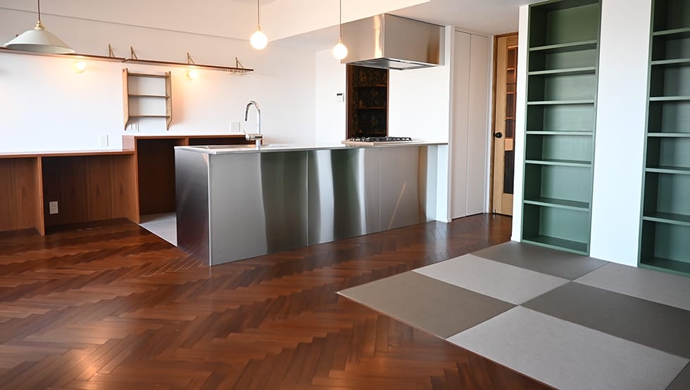 神奈川県 個人住宅のマホガニーヘリンボーンナチュラルフローリング(特注着色ウレタン塗装)15×60×420についてのフローリング施工写真の施工写真