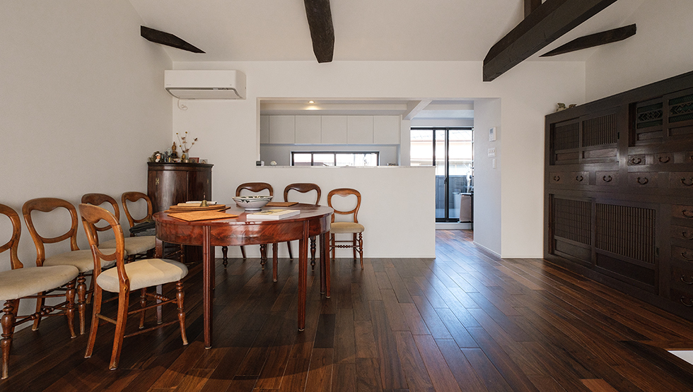 京都府 個人住宅のアジアンウォールナット乱尺ナチュラルフローリング(現場でオスモ自然塗装（フロアークリアー＃3032）)についてのフローリング施工写真の施工写真