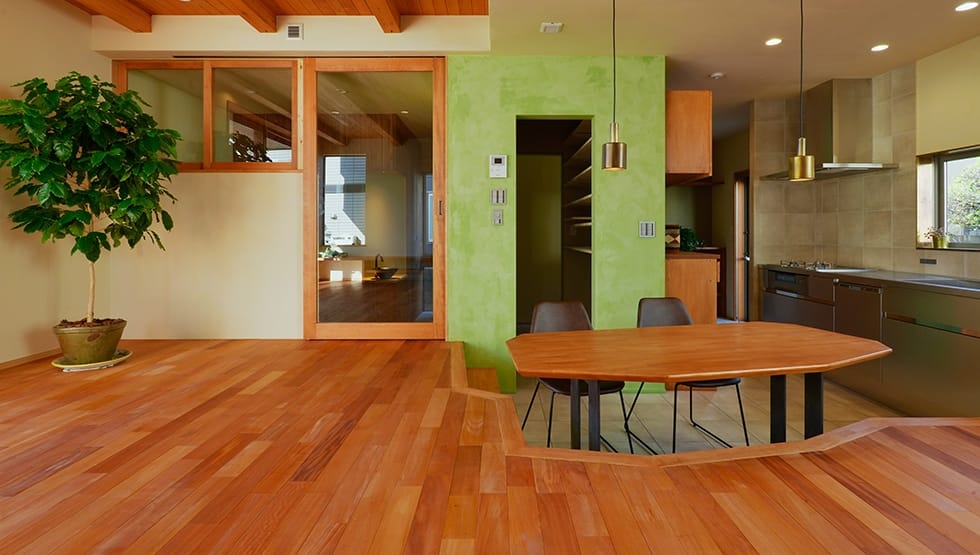 東京都 個人住宅のマホガニーユニナチュラルフローリング(無塗装品を施工後に現場でオイル塗装)についてのフローリング施工写真