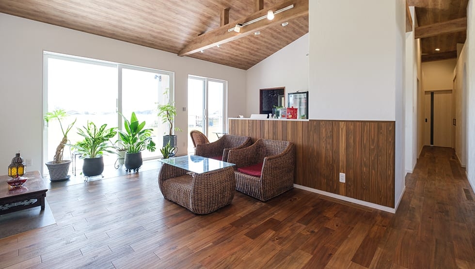 大阪府 個人住宅のアカシア乱尺アンティーク（ソウマーク）フローリング(ウォールナット植物オイル仕上げ)についてのフローリング施工写真