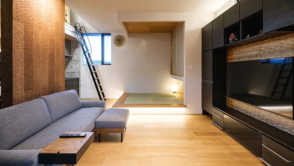 ミライフホーム山形工務店様 浜3丁目モデルルーム①のオーク（ナラ）複合（挽板）スプーンカットナチュラルフローリング(現場で着色自然塗装（オスモ社ウォールナット色）)についてのフローリング施工写真