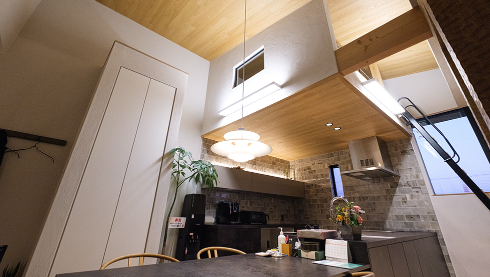 ミライフホーム山形工務店様 浜3丁目モデルルーム③ のオーク複合（突板）パネリングナチュラル(つや消しウレタン)についてのフローリング施工写真