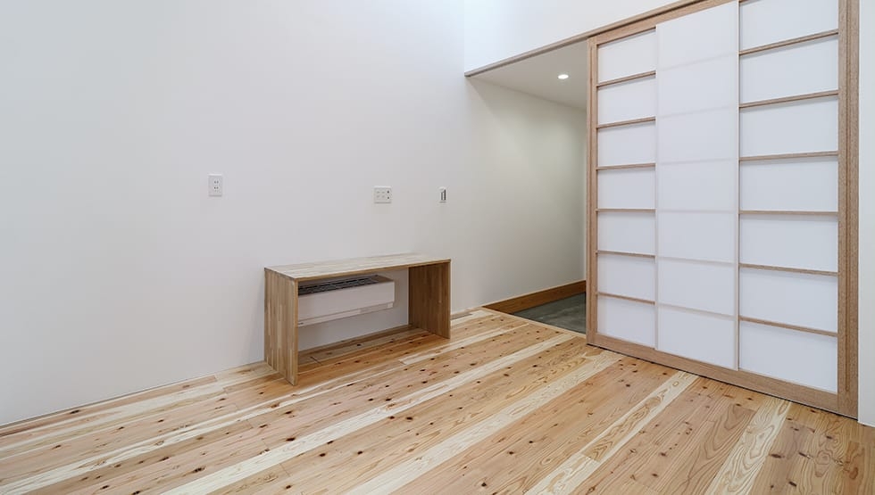 東京都 個人住宅の国産杉一枚もの通常品（赤白）フローリング(ウレタン塗装)についてのフローリング施工写真