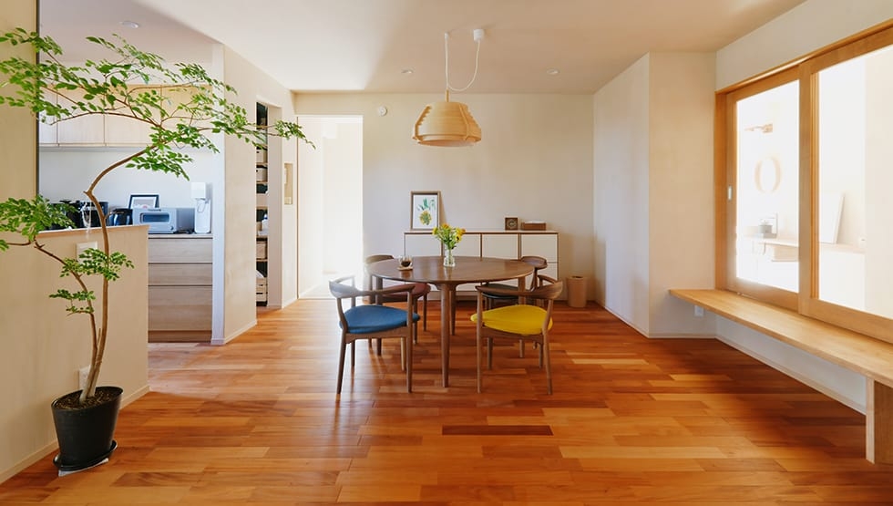 東京都 個人住宅のマホガニーユニナチュラルフローリング(現場にてオイル塗装)についてのフローリング施工写真