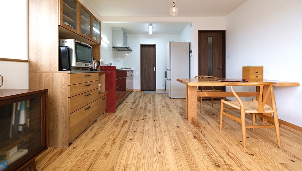 兵庫県 個人住宅の国産杉一枚もの通常品（赤白）フローリング(オスモ自然塗装)15×105×1920についてのフローリング施工写真