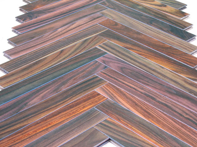 ローズ ヘリンボーンナチュラルフローリングのウレタン塗装仮並べ時の写真(縦向き)
