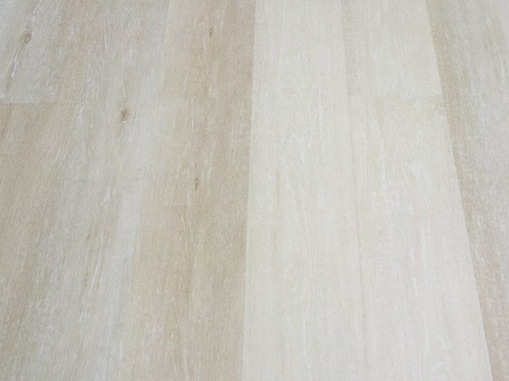 SPCフロアタイルオーク柄ホワイトウォッシュ色の仮並べ時の写真(縦向き)