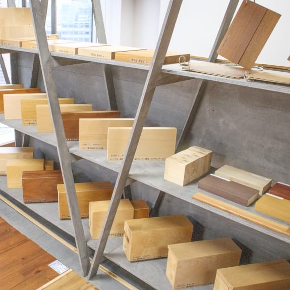 階段材や框など、受注生産品のサンプルも展示