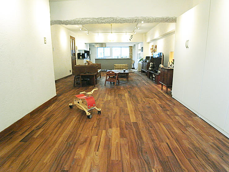 チークユニ（床暖房兼用）アンティーク（浮造り）フローリング（自然塗装、15ｘ90ｘ1820ｍｍ）現場写真＆お客様の声～東京都 個人住宅 施工写真の施工写真