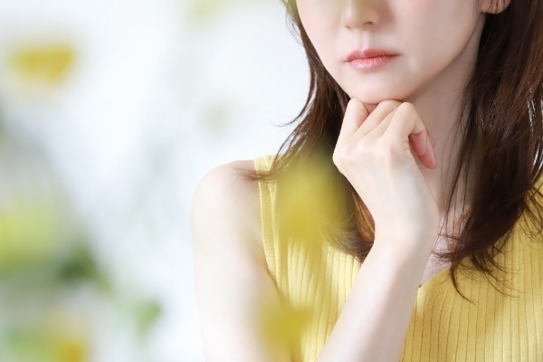 無垢フローリングについて少し困っている女性