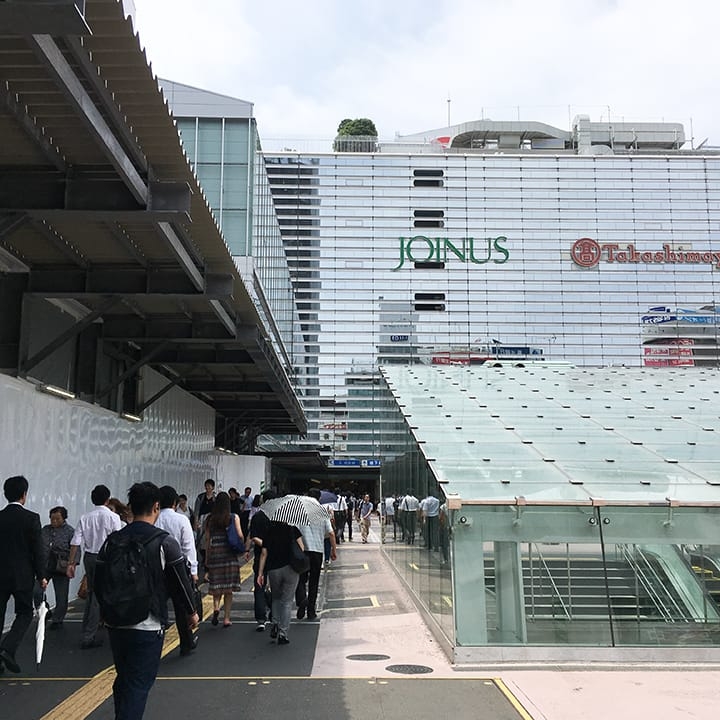 1.横浜駅西口を出て左に曲がり高島屋の方に向かいます。