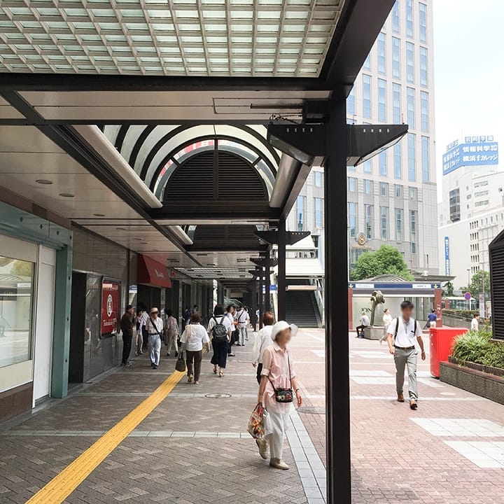 3.高島屋沿いに歩き、大通りが見えたら左に曲がります。