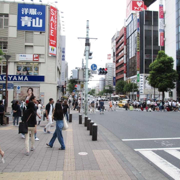 5.洋服の青山の交差点を右に曲がります。
