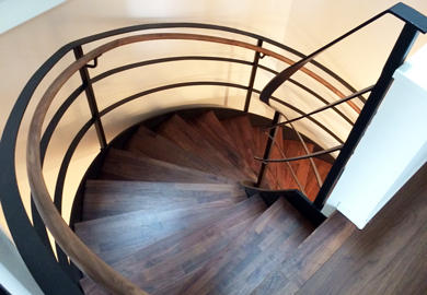 タモ積層材（着色）の階段現場写真