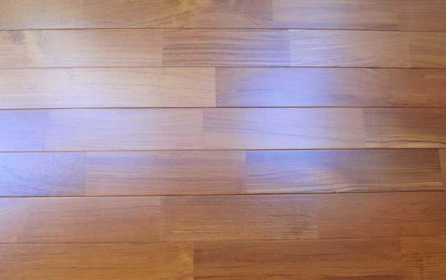 ミャンマーチークユニ（床暖房兼用）プレミアムフローリングのウレタン塗装 仮並べ時の写真(横向き)