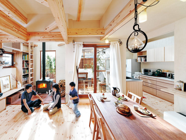 ご家族が安らぐリビング風景。パインフローリングを使用して、自然木の雰囲気が溢れる温かみのある住宅。